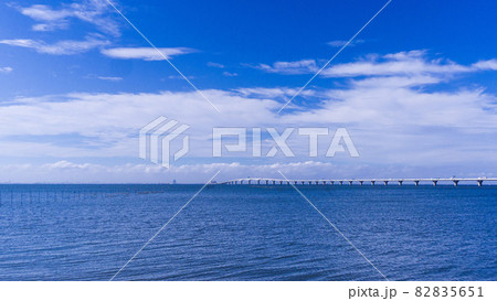 初秋の東京湾、海と空を分かつアクアライン 82835651