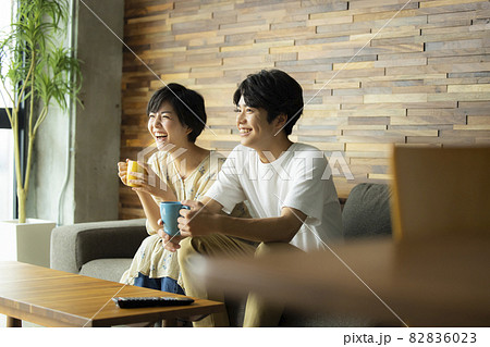 リビング　カップル 82836023