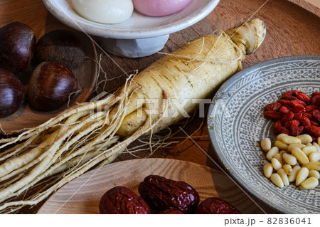 朝鮮人参と薬膳の材料 82836041