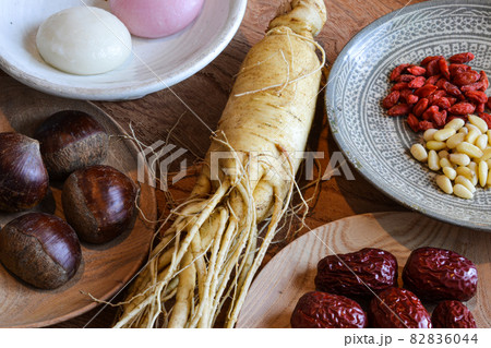 朝鮮人参と薬膳の材料 82836044