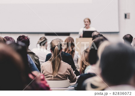 Woman giving presentation on business conference event 82836072