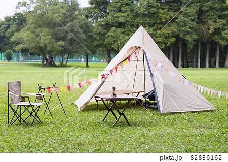 テントを立ててキャンプを楽しむ 82836162