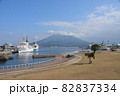 鹿児島港から見た桜島の風景 82837334