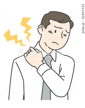 肩こりで肩をおさえている男性 肩こりで肩をおさえている男性 82837435