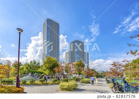 東京都世田谷区二子玉川の都市風景　タワーマンションと公園 82837576