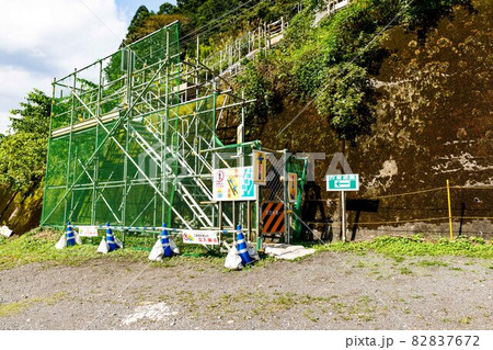 工事現場の足場　昇降階段 82837672