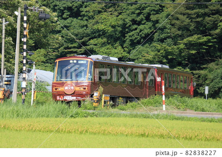 小ヶ田踏切を通過する「秋田縄文号」と「笑EMI」 82838227