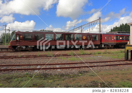 鷹巣駅に停車中の「秋田縄文号」と「笑EMI」 82838228