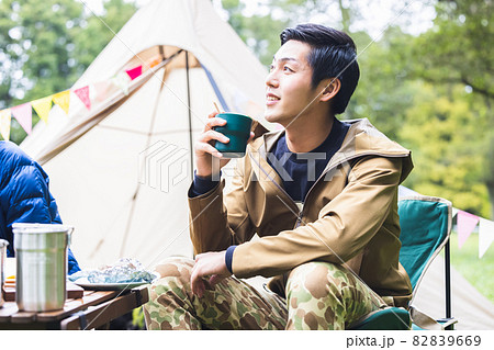 キャンプ コーヒーを飲む男性 キャンプ コーヒーを飲む男性 82839669