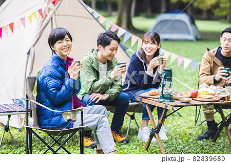 キャンプを楽しむ仲間 82839680