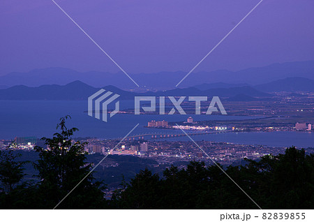 奥比叡ドライブウェイから俯瞰する夕暮れ時の琵琶湖大橋 奥比叡ドライブウェイから俯瞰する夕暮れ時の琵琶湖大橋 82839855