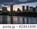 隅田川の日暮れ 82841606