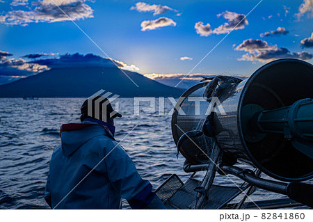 利尻富士をバックに早朝から漁をする漁師 利尻富士をバックに早朝から漁をする漁師 82841860