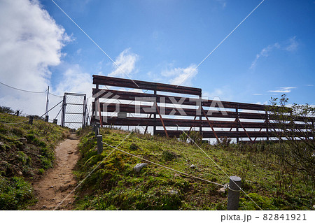 滋賀県　伊吹山登山道にある雪崩防止柵 82841921