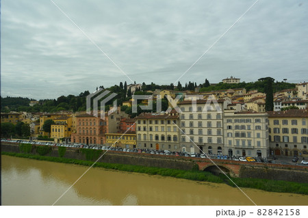 イタリアの川沿い 82842158