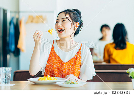 レストランで外食する若い女性 82842335