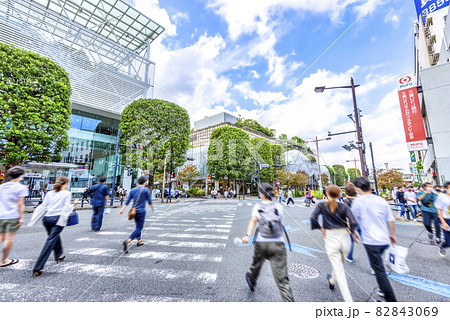 東京世田谷の都市風景　二子玉川スクランブル交差点 82843069