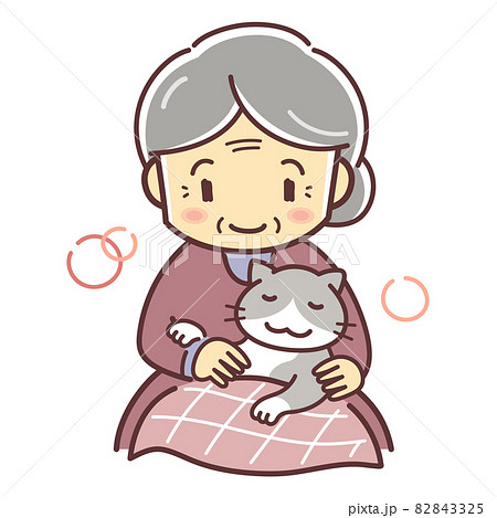 ネコを膝に乗せるおばあさんのイラスト（ペットのいる暮らし・デフォルメ） 82843325
