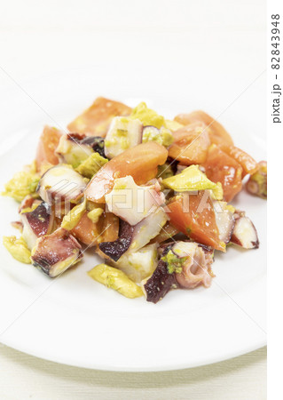 おいしいタコとトマトとアボカドのサラダ 82843948