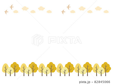 雲と鳥が飛ぶ空と樹木のフレーム 82845066