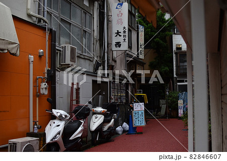 路地裏 82846607