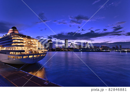 神奈川県横浜市に有る大さん橋から見る横浜みなとみらいの夕景 神奈川県横浜市に有る大さん橋から見る横浜みなとみらいの夕景 82846881