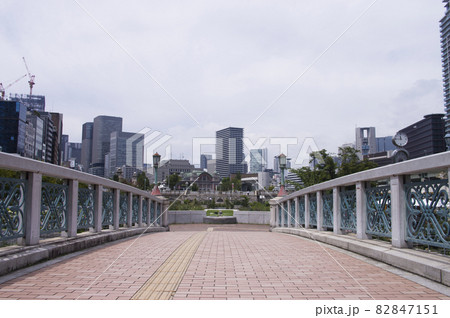 大阪府大阪市の中之島にあるばらぞの橋から西向きにみた風景。 大阪府大阪市の中之島にあるばらぞの橋から西向きにみた風景。 82847151