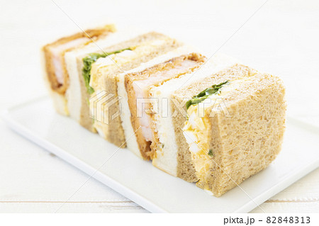 美味しい海老カツサンドと玉子サンド 82848313