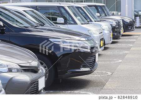 駐車場に並んだ車 82848910