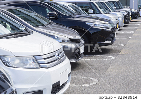 駐車場に並んだ車 82848914