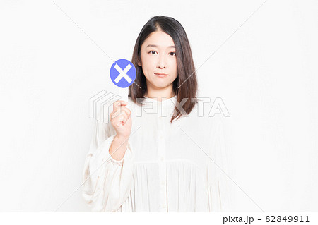 NGのサインをする女性 82849911