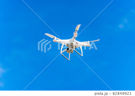 ドローンと青空 82849921