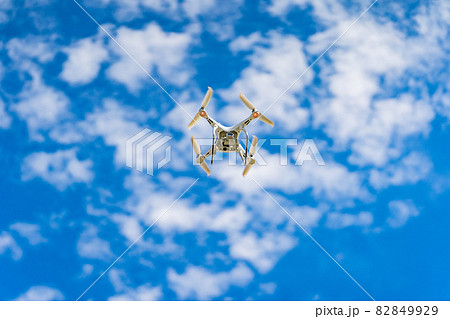 ドローンと青空 82849929