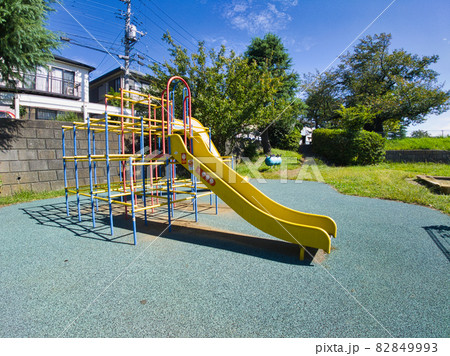 公園の滑り台とジャングルジム 82849993