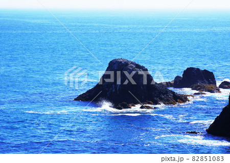 霧多布岬展望台から見た岩礁と青い海 北海道 霧多布岬展望台から見た岩礁と青い海 北海道 82851083