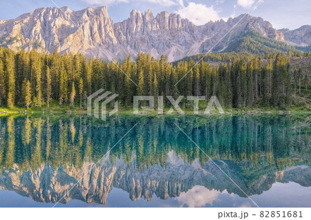 カレッツァ湖　ドロミティ 82851681