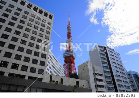 10月　港区922土器坂(桜田通り)のビルと東京タワー･麻布台二丁目 82852593
