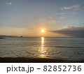 夕日が美しいビーチ 82852736