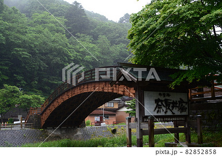 雨の奈良井宿 木曽の大橋 82852858