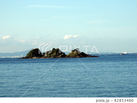 響灘に浮かぶ加茂島の風景 82853460