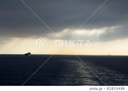 暗雲立ち込めるジブラルタル海峡を航海 82853496