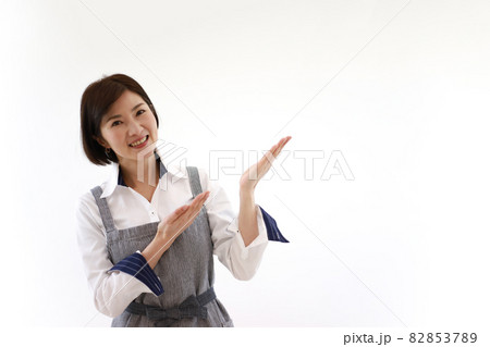 笑顔の女性 82853789