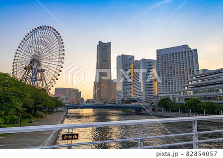 神奈川県横浜市　トワイライトの横浜みなとみらいの風景 82854057