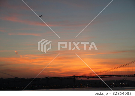 朝焼けのリスボン港の港湾風景 朝焼けのリスボン港の港湾風景 82854082