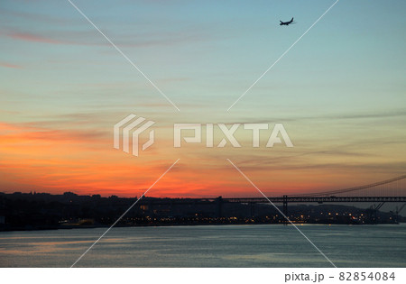 朝焼けのリスボン港の港湾風景 朝焼けのリスボン港の港湾風景 82854084
