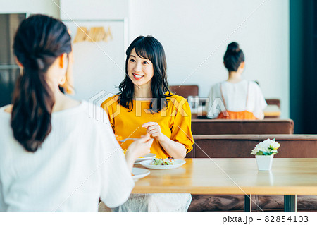 レストランで食事する若い女性 レストランで食事する若い女性 82854103