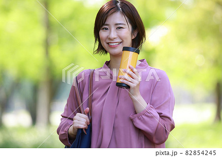 鞄から水筒を取り出す女性 82854245