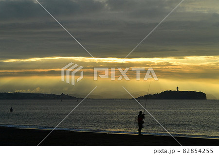 朝焼け 江ノ島 太陽 海 釣り人 朝焼け 江ノ島 太陽 海 釣り人 82854255
