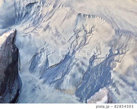 砂浜の下から湧水が噴出する。砂鉄が奇妙な模様を描く。 砂浜の下から湧水が噴出する。砂鉄が奇妙な模様を描く。 82854303