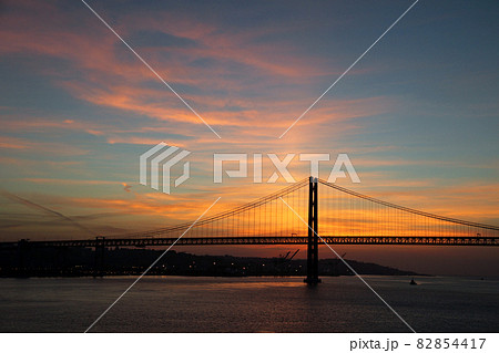 リスボンのテージョ川に架かる4月25日橋 82854417